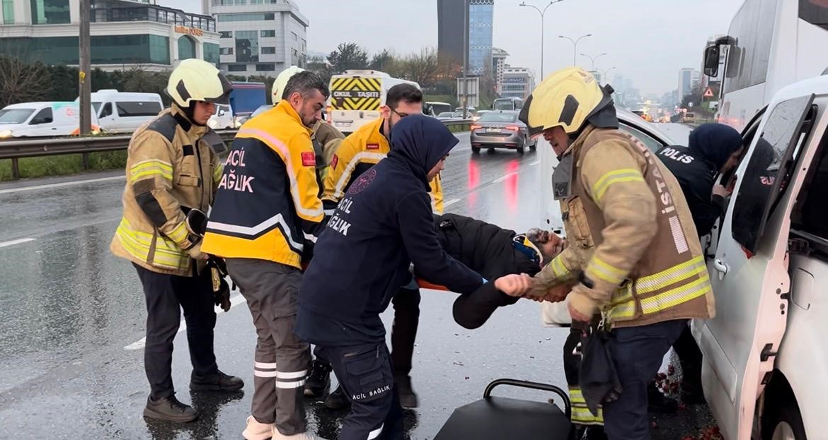 Maltepe’de hafif ticari araç, servis minibüsüne arkadan çarptı: 1 yaralı
