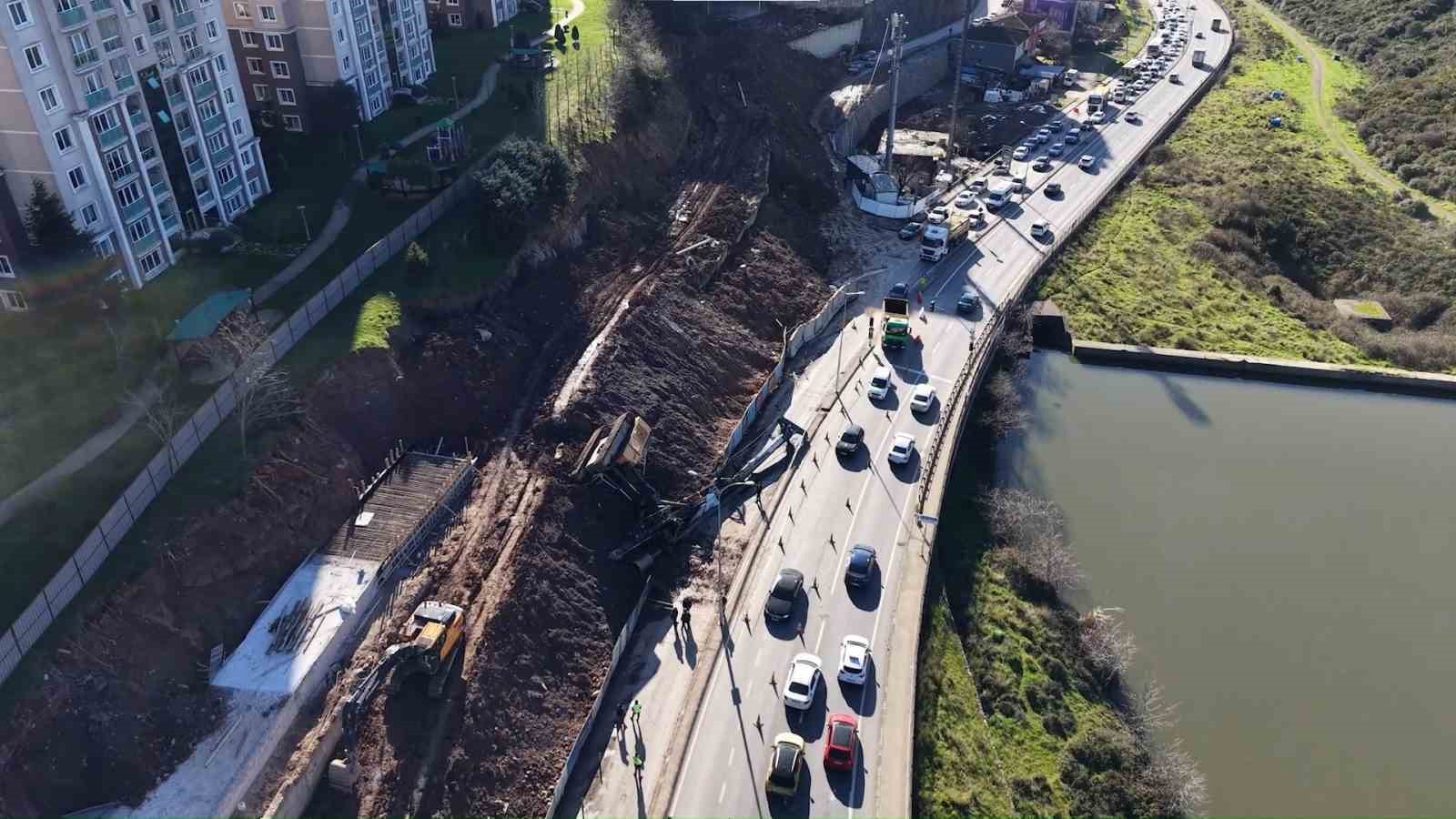 Maltepe’de istinat duvarı güçlendirme çalışmasında iş makinesi devrildi
