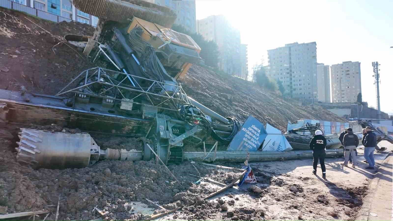 Maltepe’de istinat duvarı güçlendirme çalışmasında iş makinesi devrildi
