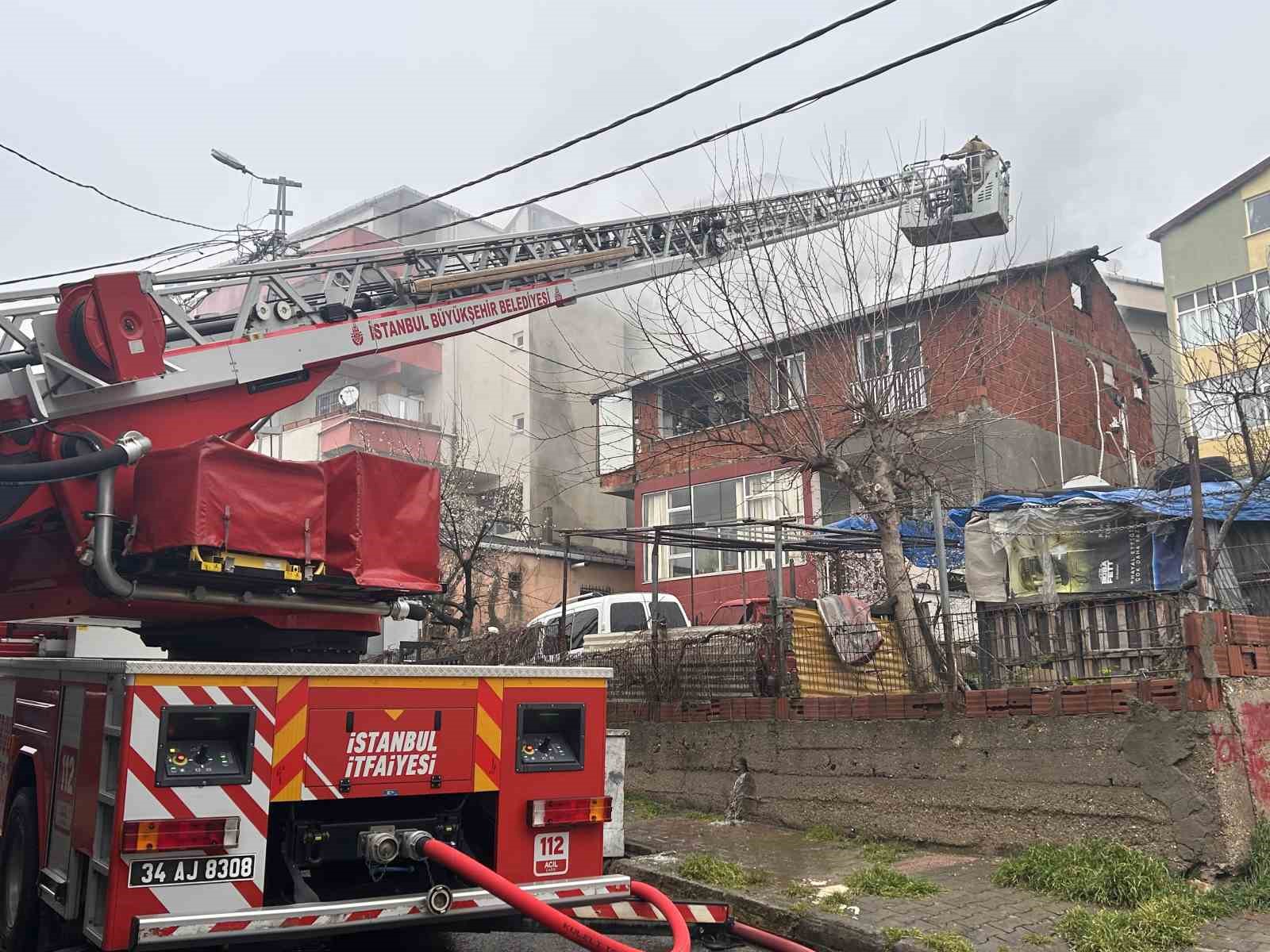 Maltepe’de korkutan çatı yangını: 2 kişi tahliye edildi
