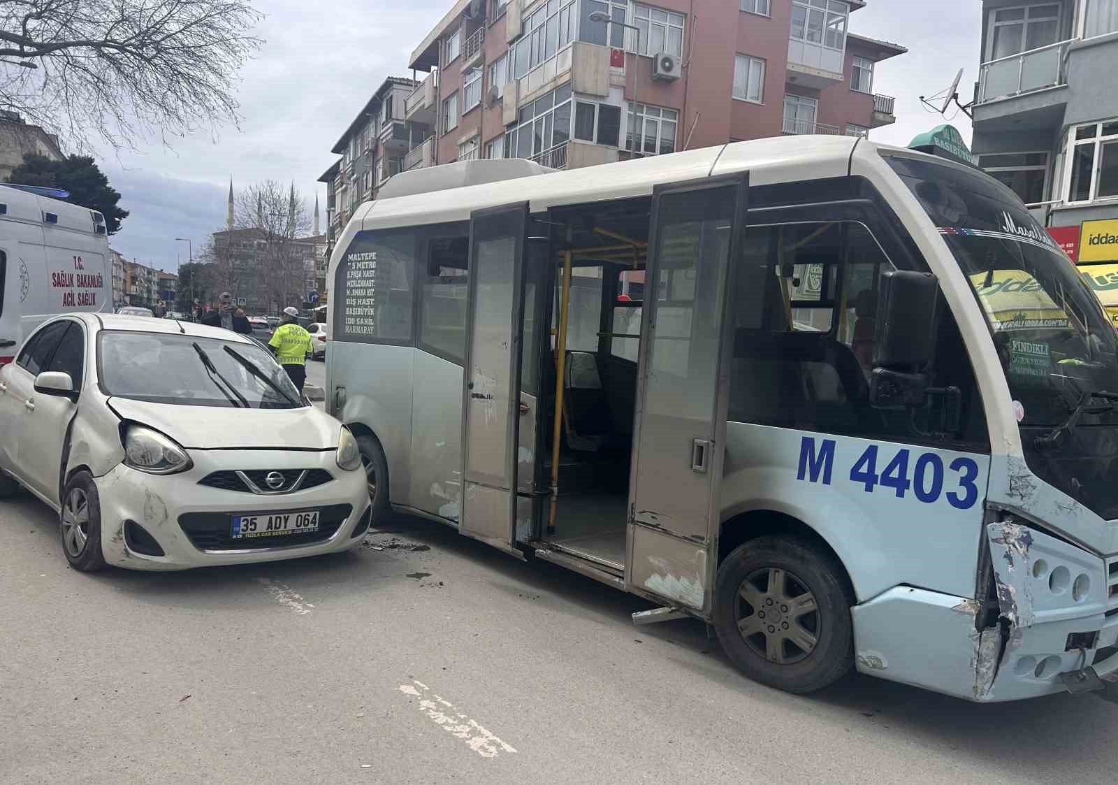 Maltepe’de minibüs araca çarptı: Kaza anı kamerada
