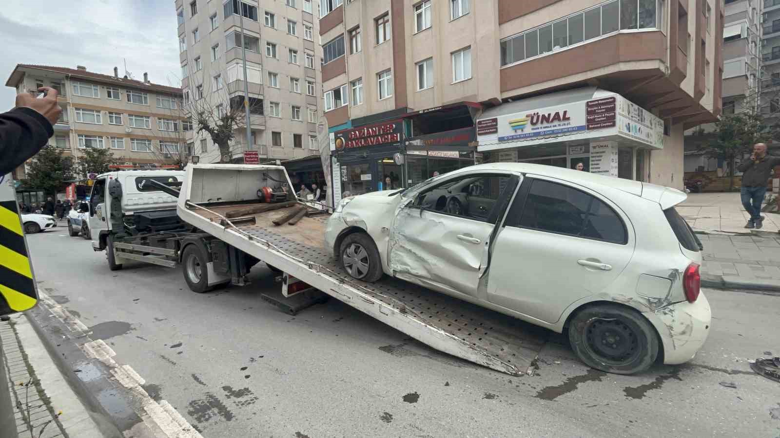 Maltepe’de minibüs araca çarptı: Kaza anı kamerada

