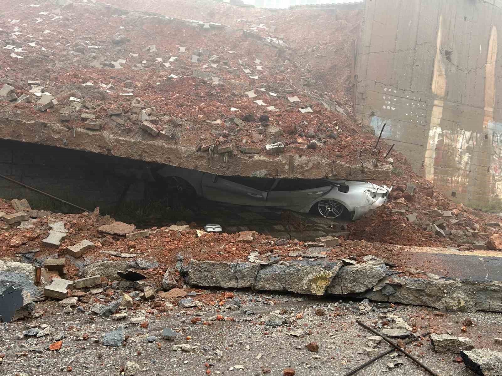 Maltepe’de okulun istinat duvarı çöktü: Araç kullanılamaz hale geldi
