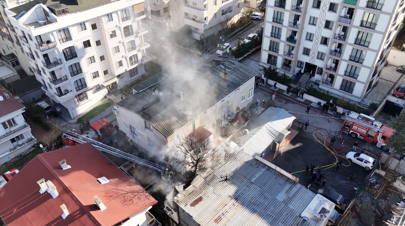 Maltepe’de patlama sesleri sonrası atölye alevlere teslim oldu
