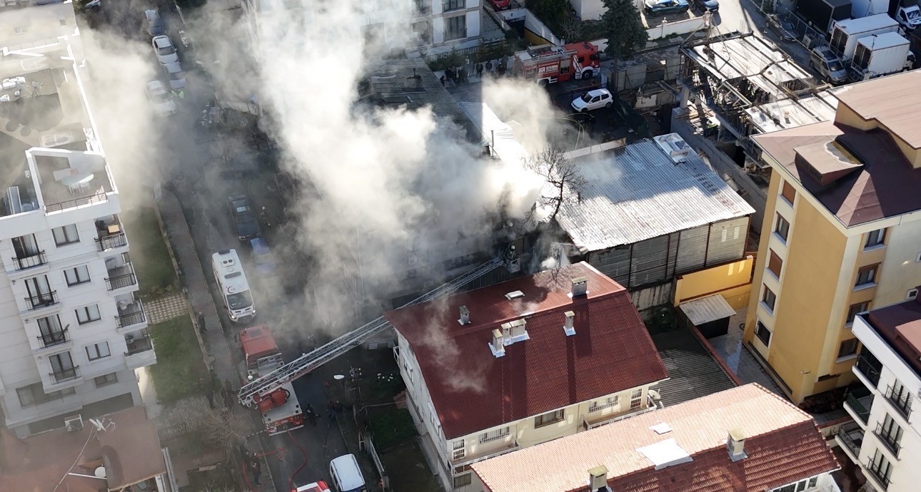 Maltepe’de patlama sesleri sonrası atölye alevlere teslim oldu
