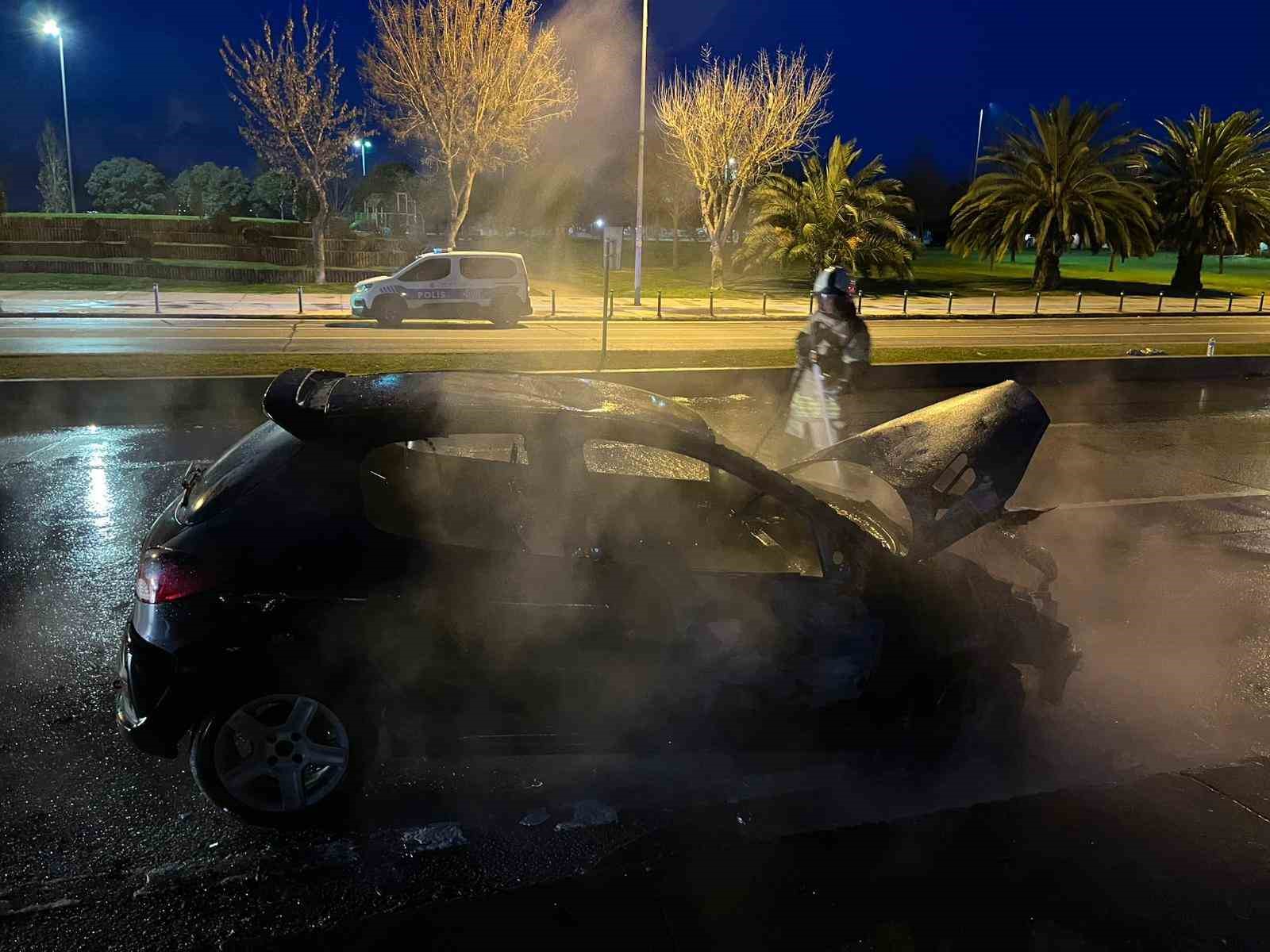 Maltepe’de seyir halindeki otomobil alev alev yandı
