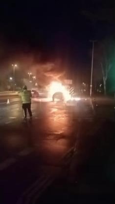 Maltepe’de seyir halindeki otomobil alev alev yandı
