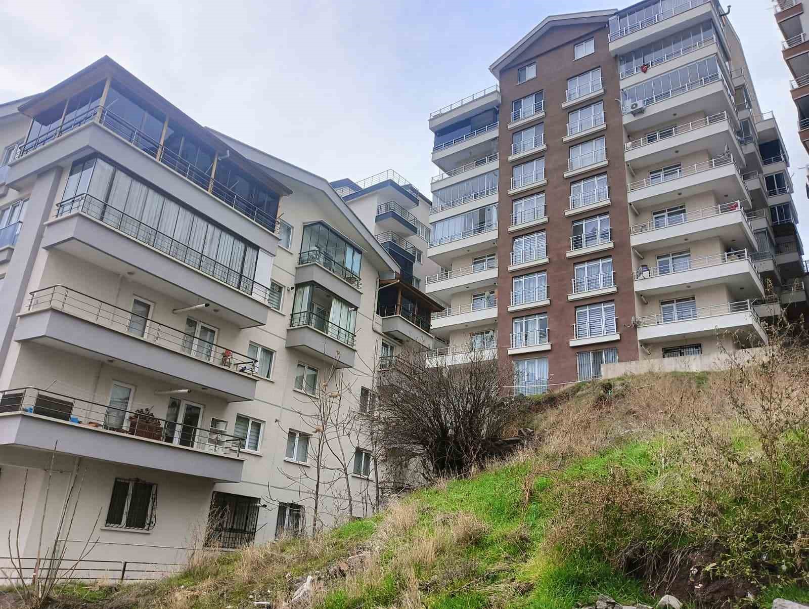 Mamak’taki toprak kayması apartmanların yıkılma riskini artırdı
