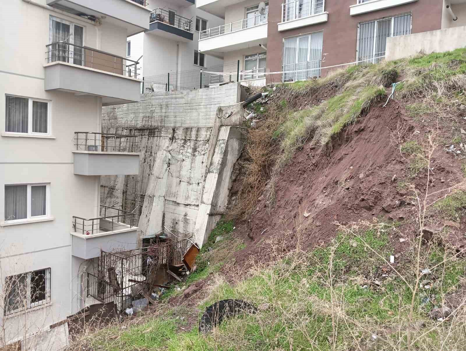 Mamak’taki toprak kayması apartmanların yıkılma riskini artırdı
