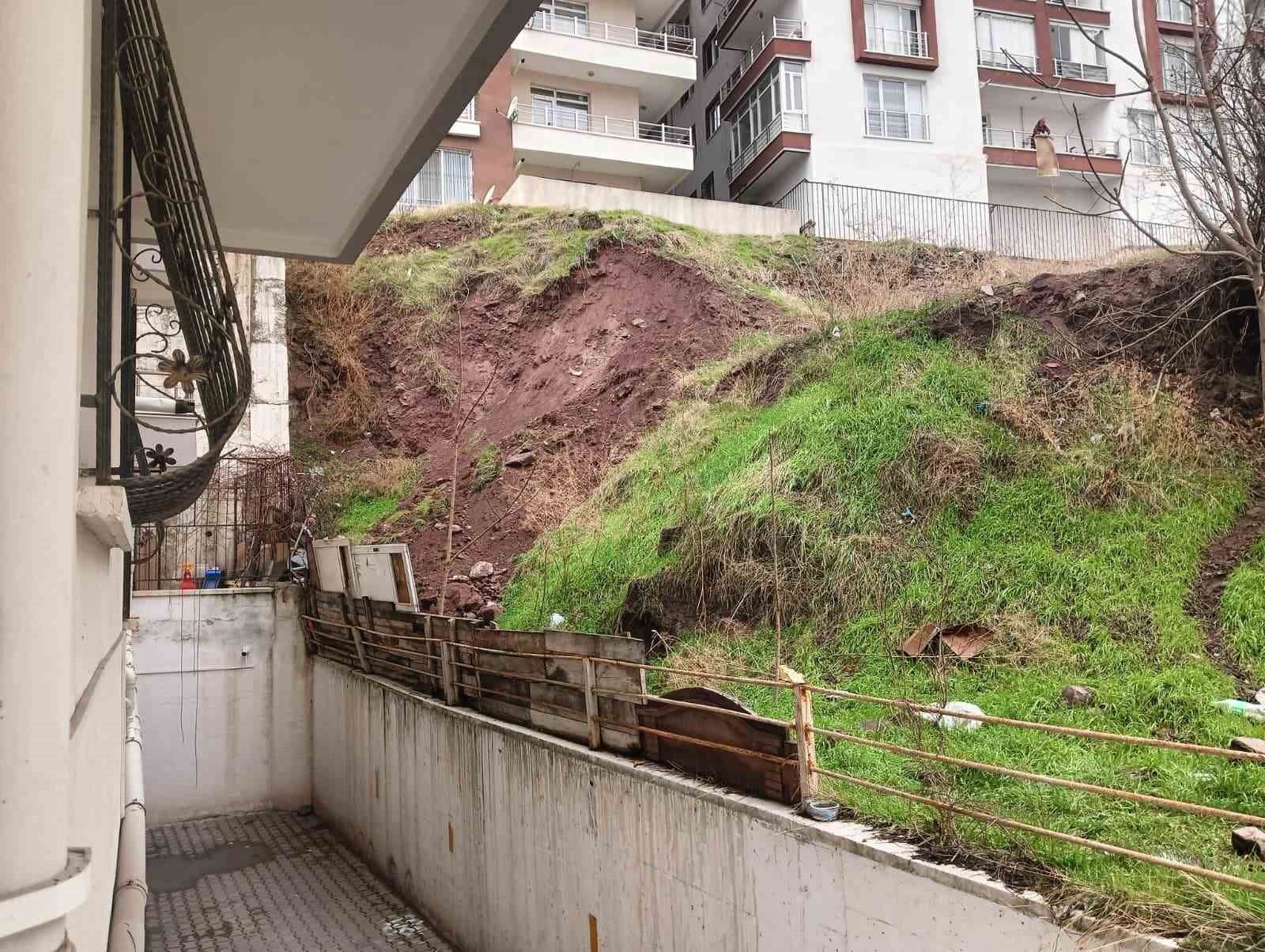 Mamak’taki toprak kayması apartmanların yıkılma riskini artırdı
