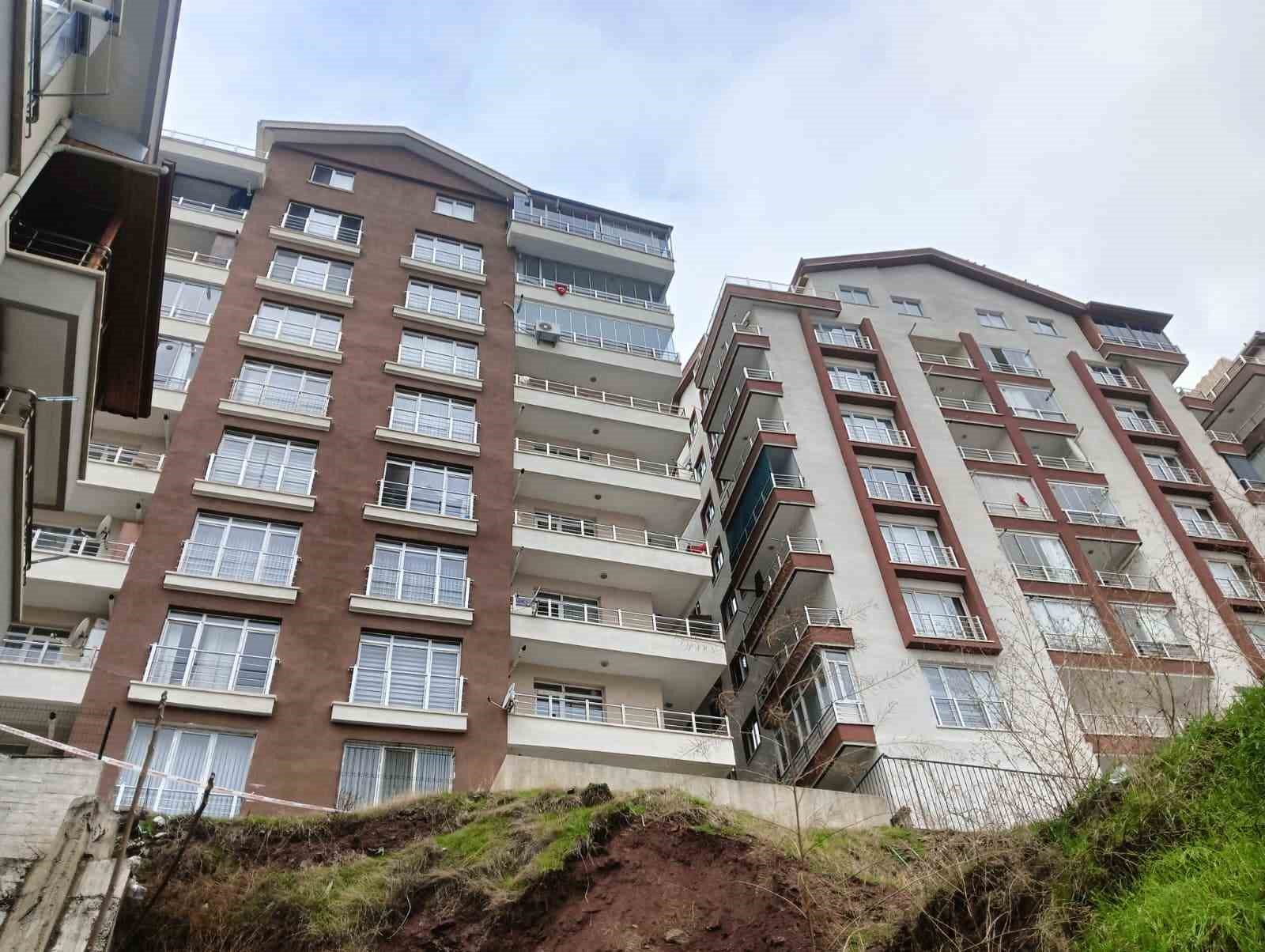 Mamak’taki toprak kayması apartmanların yıkılma riskini artırdı
