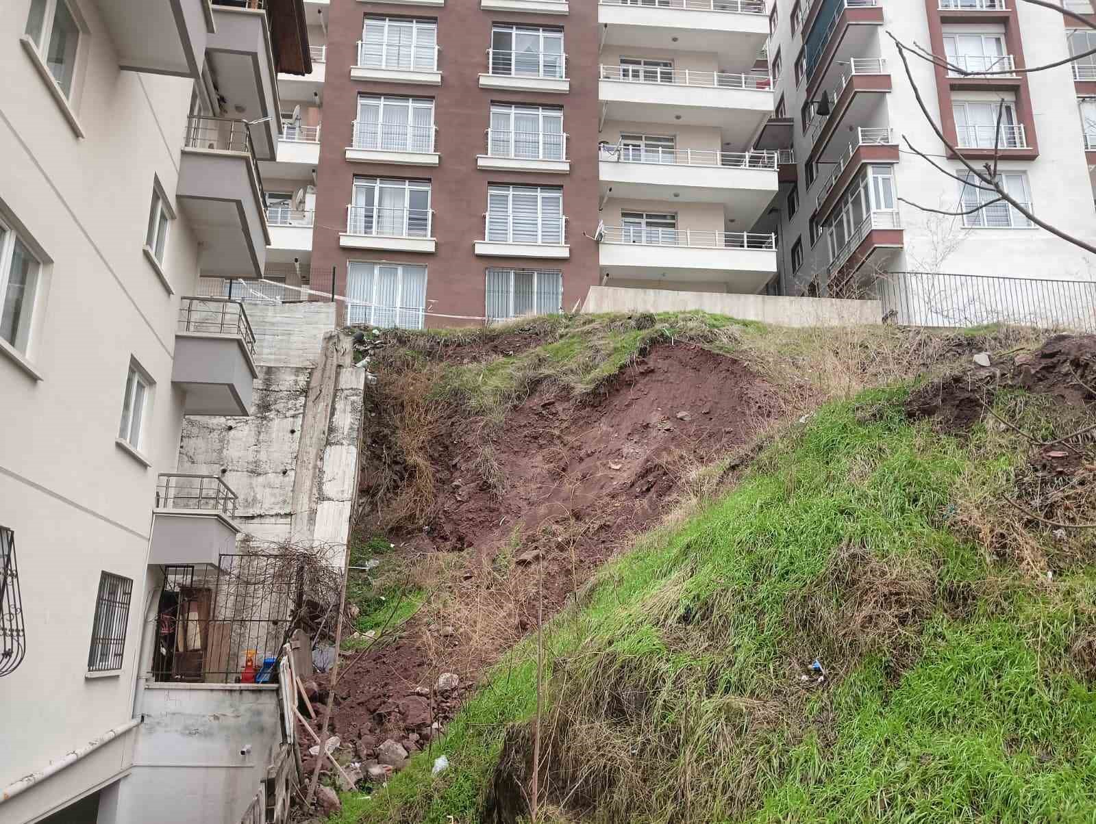 Mamak’taki toprak kayması apartmanların yıkılma riskini artırdı
