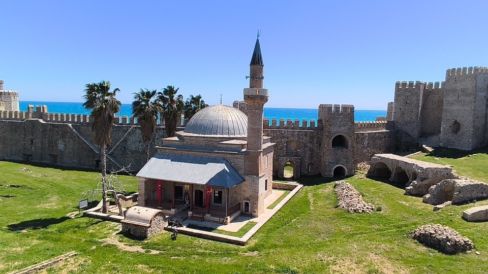 Mamure Kalesi camisinde 700 yıldır ibadet sürüyor
