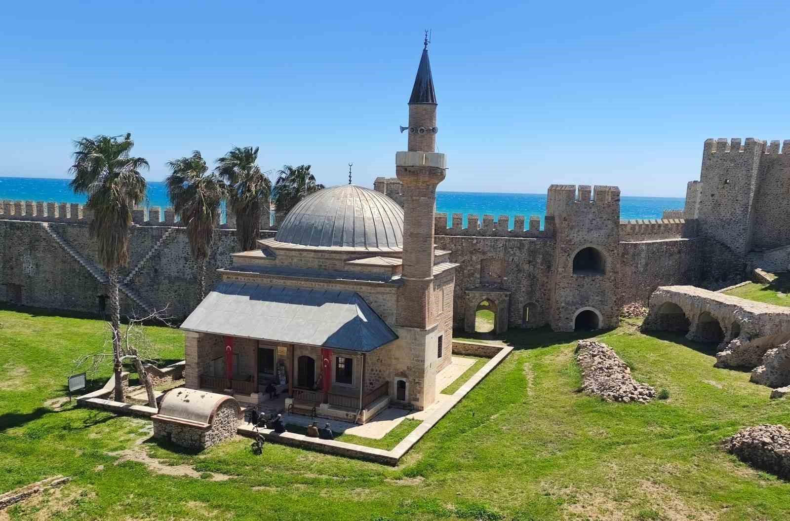 Mamure Kalesi camisinde 700 yıldır ibadet sürüyor
