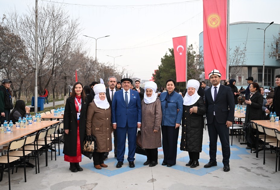 Manas Üniversitesi’nden 8 bin kişiye geleneksel sokak iftarı
