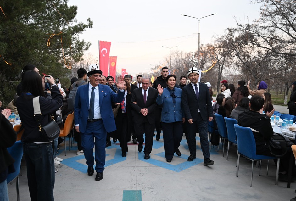 Manas Üniversitesi’nden 8 bin kişiye geleneksel sokak iftarı
