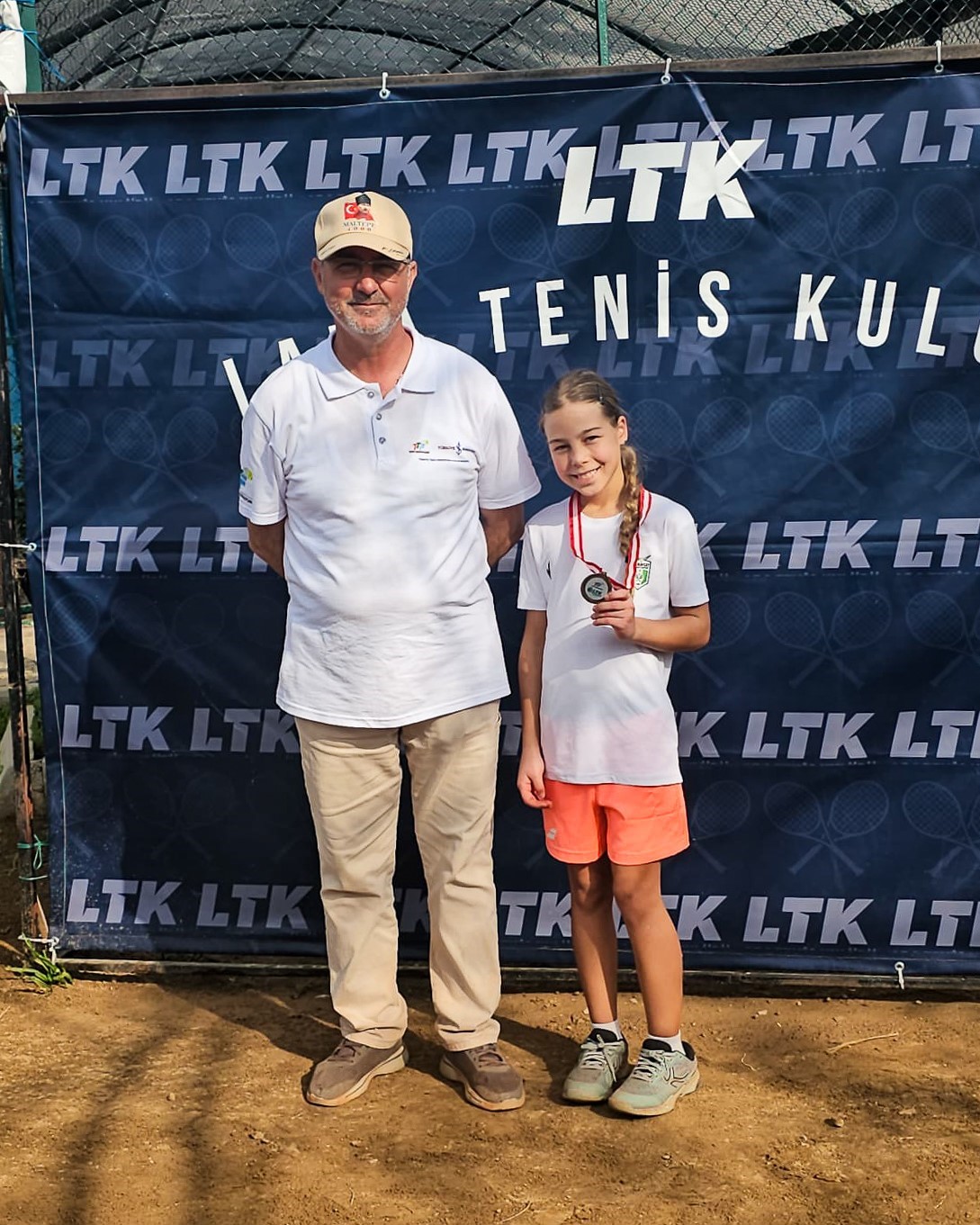 Manavgat Belediyesi Tenis Kulübü sporcularından derece
