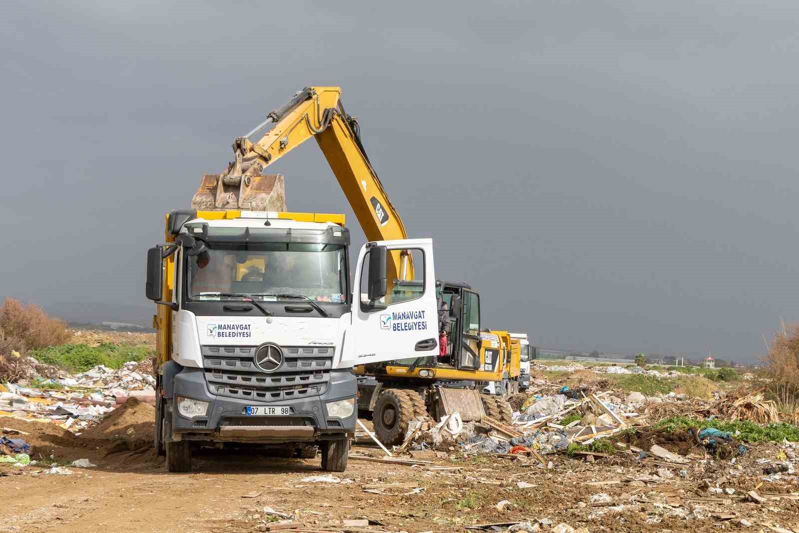 Manavgat Belediyesinden nehir ağzında temizlik çalışması
