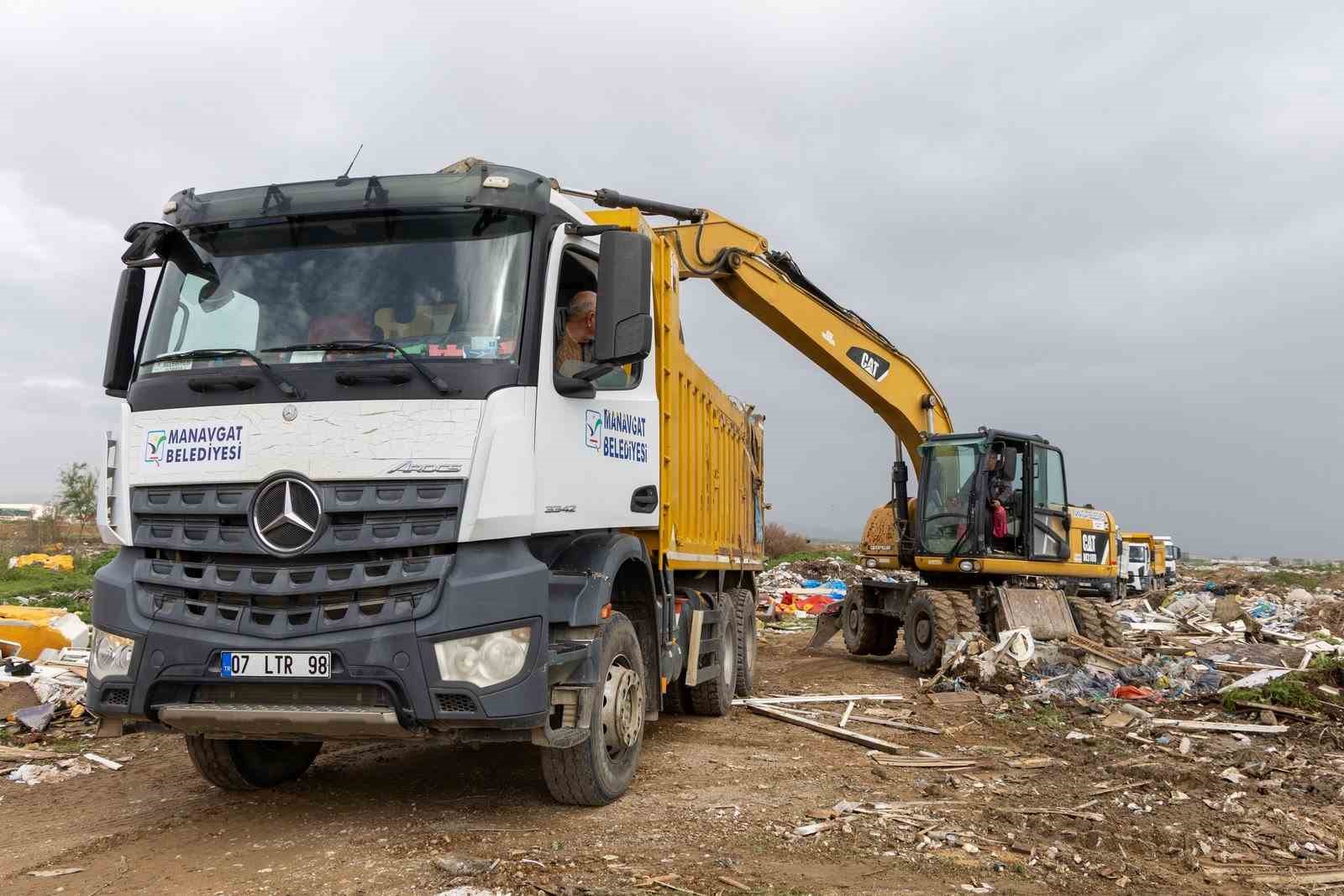 Manavgat Belediyesinden nehir ağzında temizlik çalışması
