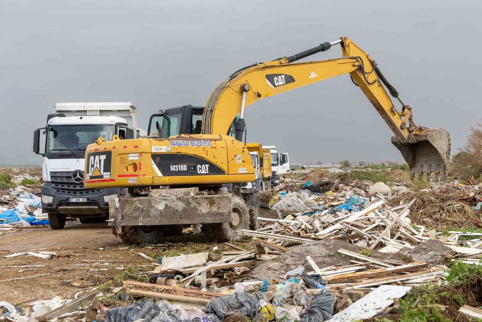 Manavgat Belediyesinden nehir ağzında temizlik çalışması
