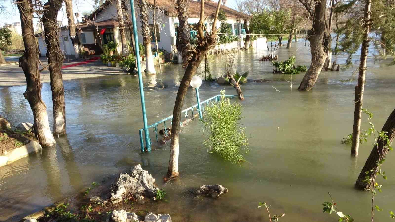 Manavgat Irmağı taştı, kenarındaki işletmeler sular altında kaldı
