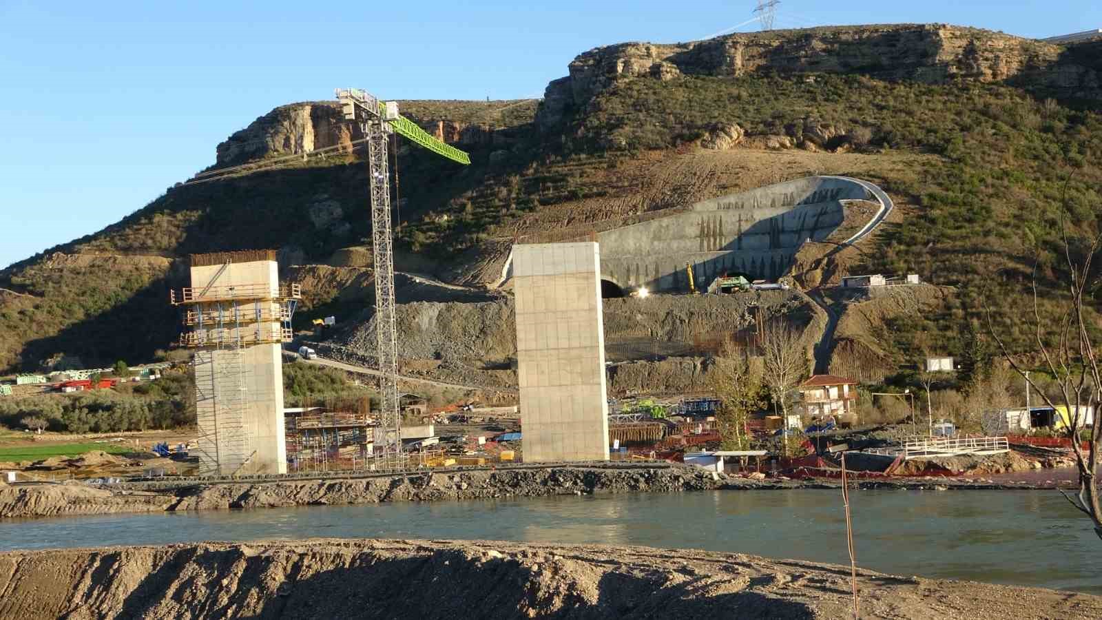 Manavgat Irmağı taştı, kenarındaki işletmeler sular altında kaldı
