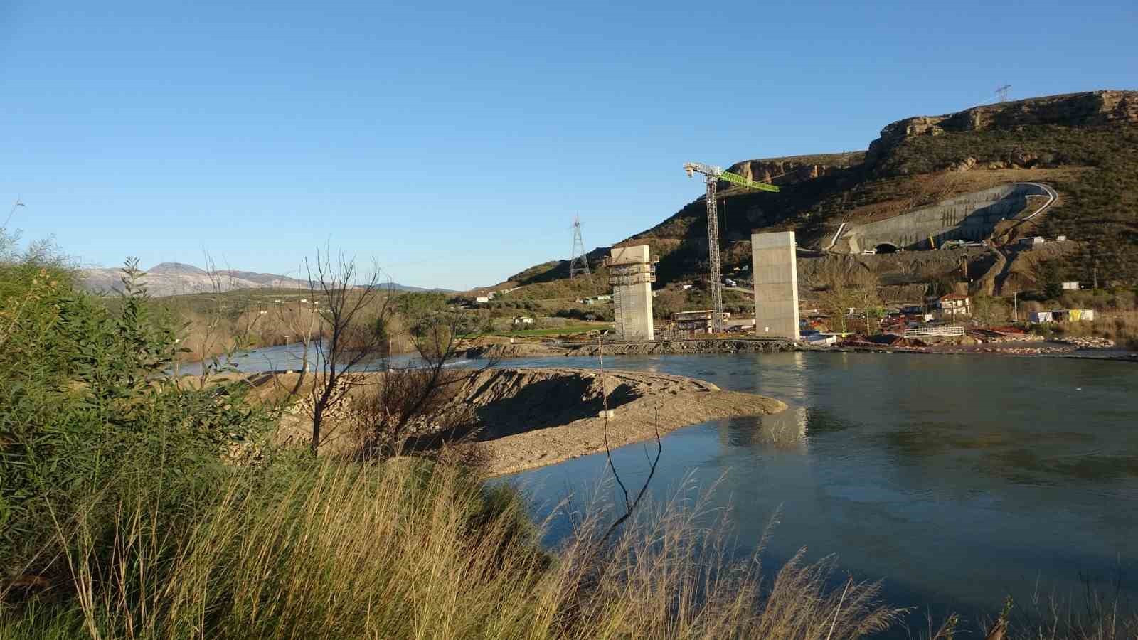 Manavgat Irmağı taştı, kenarındaki işletmeler sular altında kaldı
