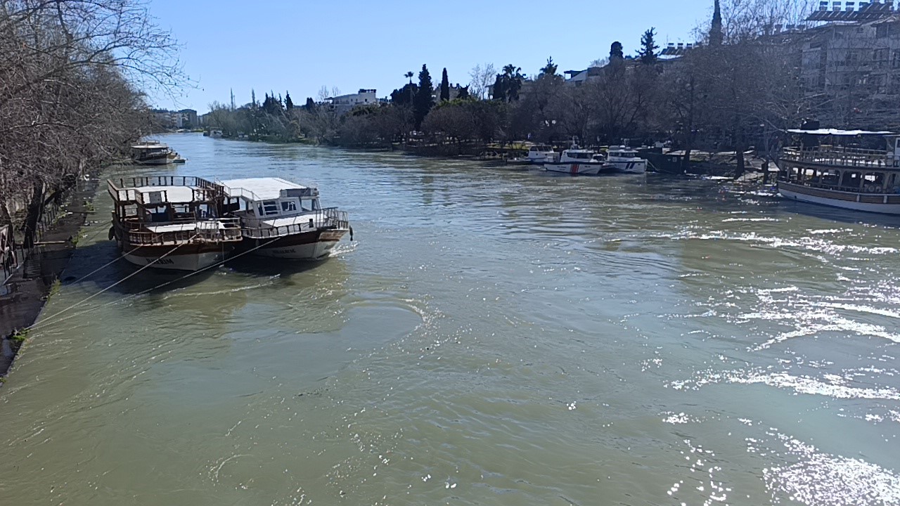 Manavgat Irmağı taştı, kenarındaki işletmeler sular altında kaldı
