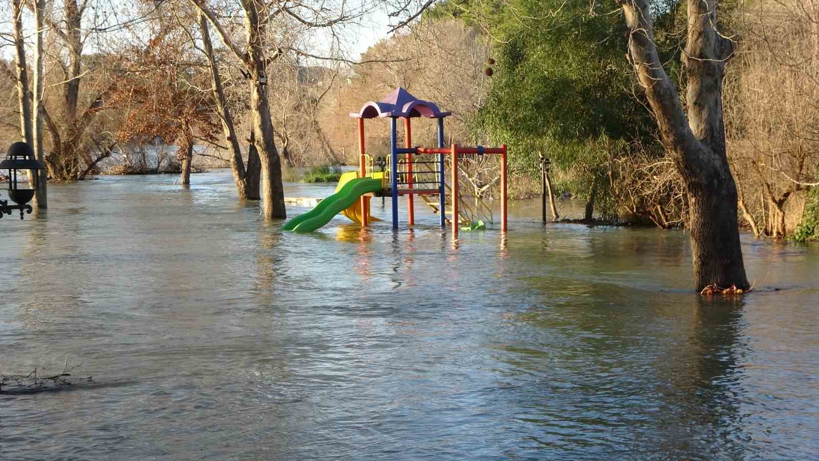 Manavgat Irmağı taştı, kenarındaki işletmeler sular altında kaldı
