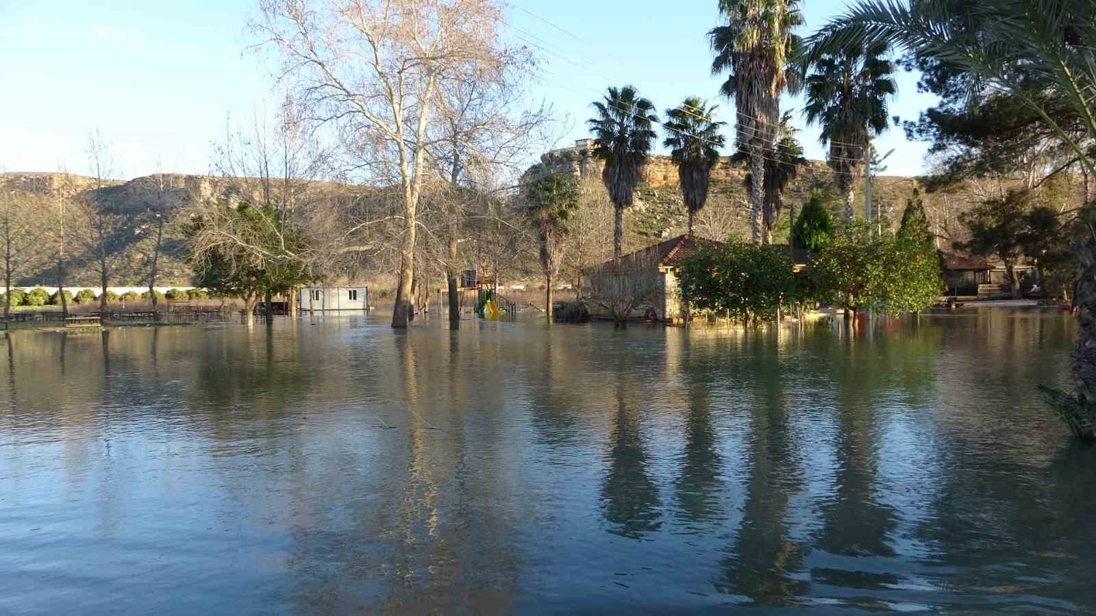 Manavgat Irmağı taştı, kenarındaki işletmeler sular altında kaldı

