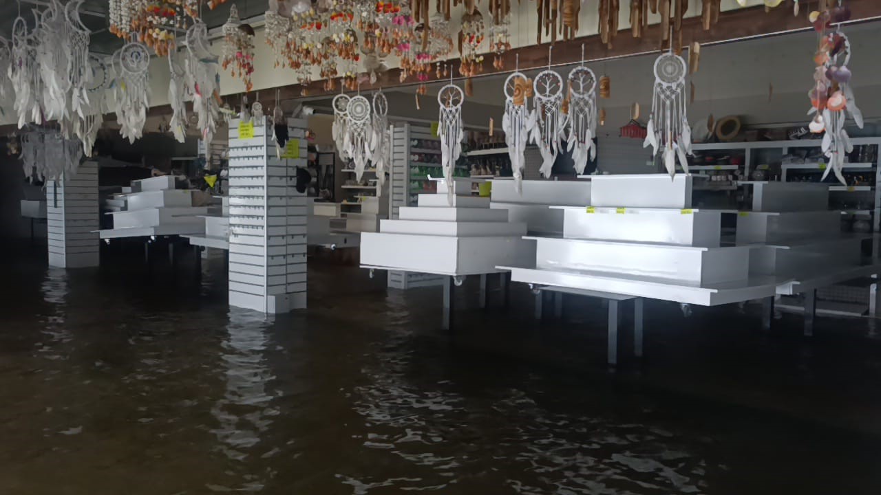 Manavgat Irmağı’nda su debisi yükseldi, işletmeleri su bastı
