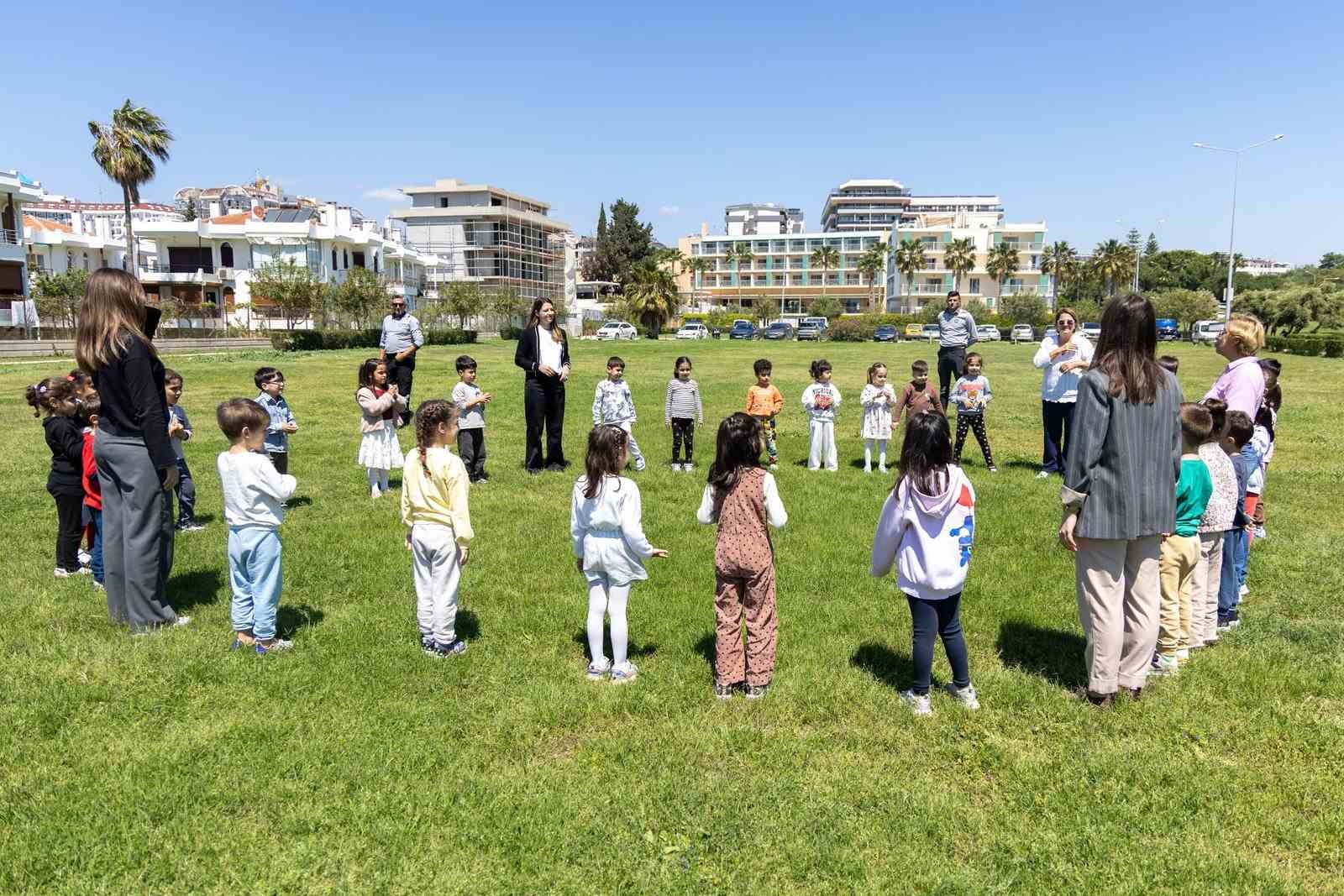 Manavgatlı minikler can dostları için sahada
