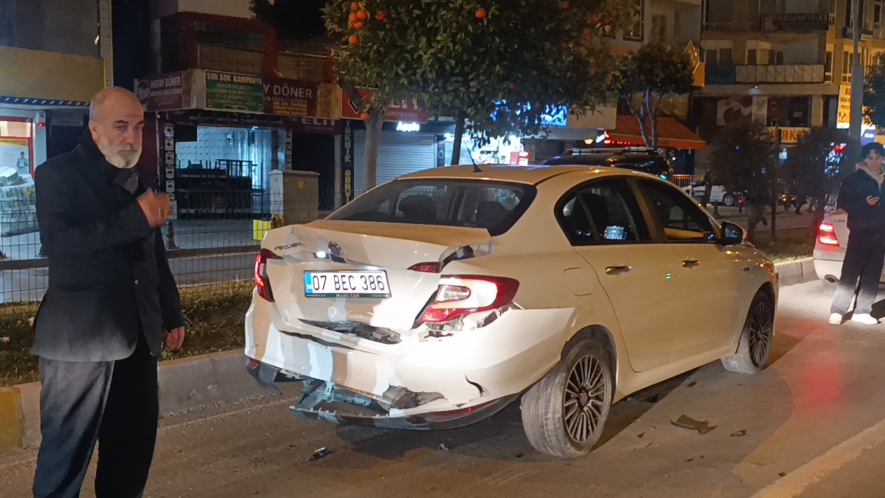 Manavgat’ta 3 aracın karıştığı zincirleme kazada yaralanan olmadı
