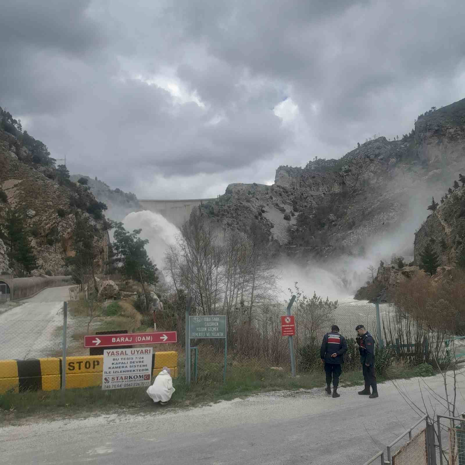Manavgat’ta barajda taşkın riskine karşı su tahliyesi
