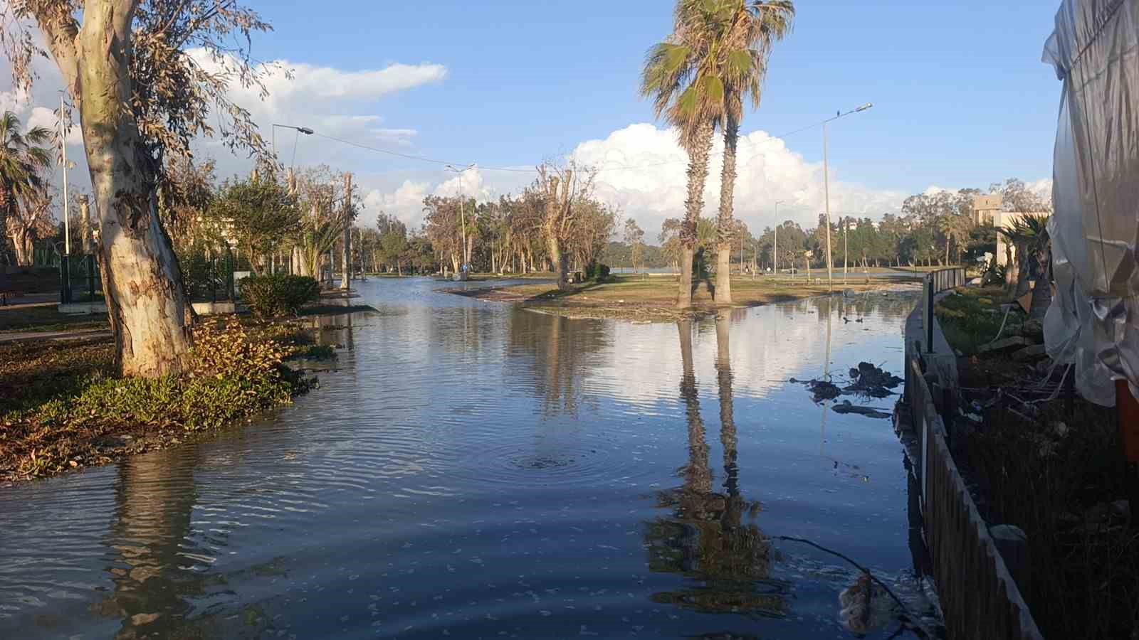Manavgat’ta dev dalgalar Titreyengöl’ü denizle birleştirdi
