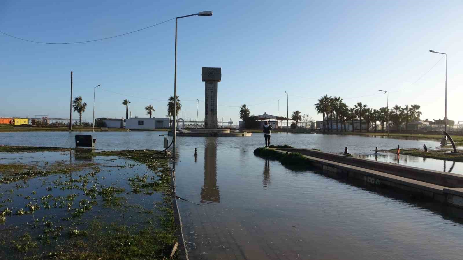 Manavgat’ta dev dalgalar Titreyengöl’ü denizle birleştirdi
