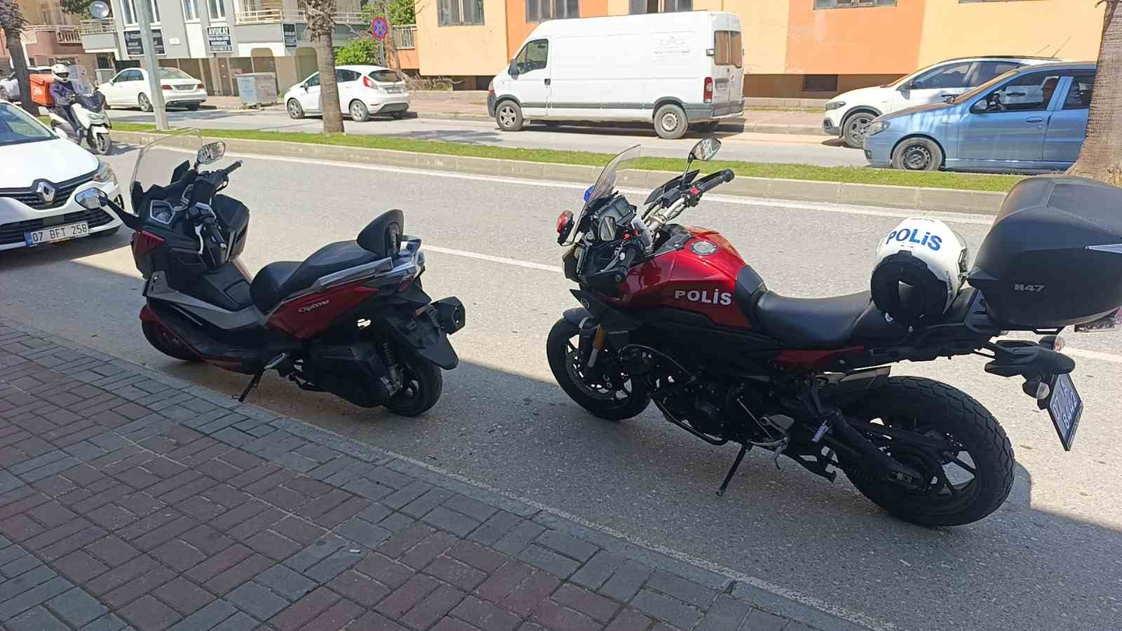 Manavgat’ta ’dur’ ihtarına uymayan motosikletliye 265 bin ceza
Manavgat’ta ’dur’ ihtarına uymayan motosikletliye 265 bin ceza
