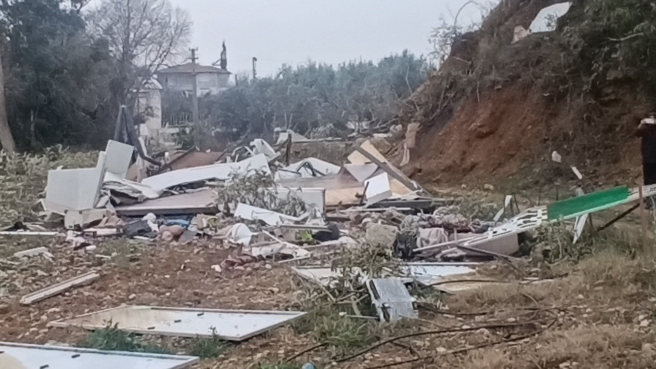 Manavgat’ta hortum 300 dönümlük alanda seraları yerle bir etti
