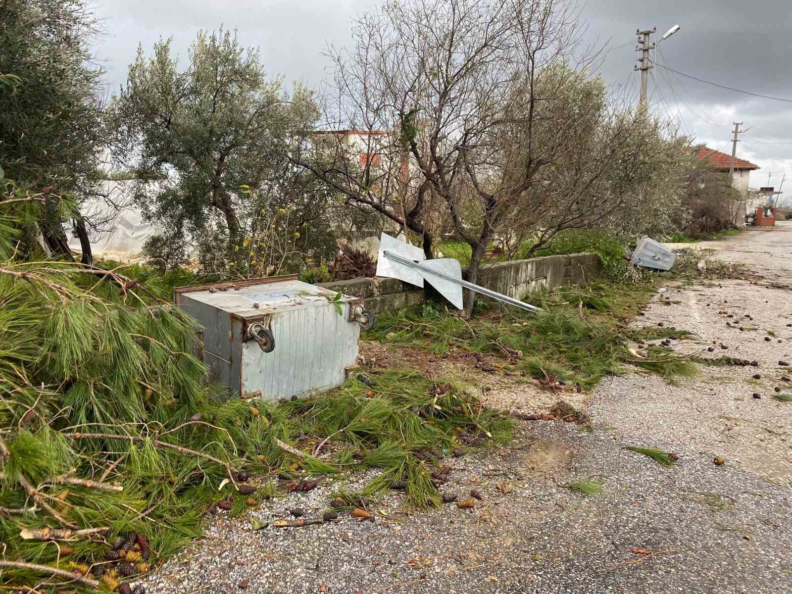 Manavgat’ta hortum üç mahalleyi harabeye çevirdi
Manavgat’ta hortum üç mahalleyi harabeye çevirdi