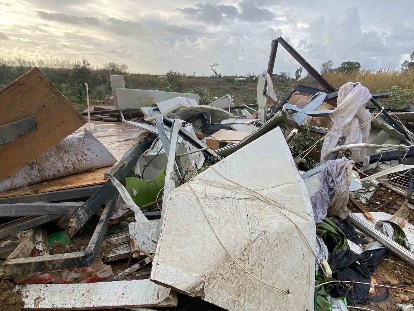 Manavgat’ta hortum üç mahalleyi harabeye çevirdi
Manavgat’ta hortum üç mahalleyi harabeye çevirdi