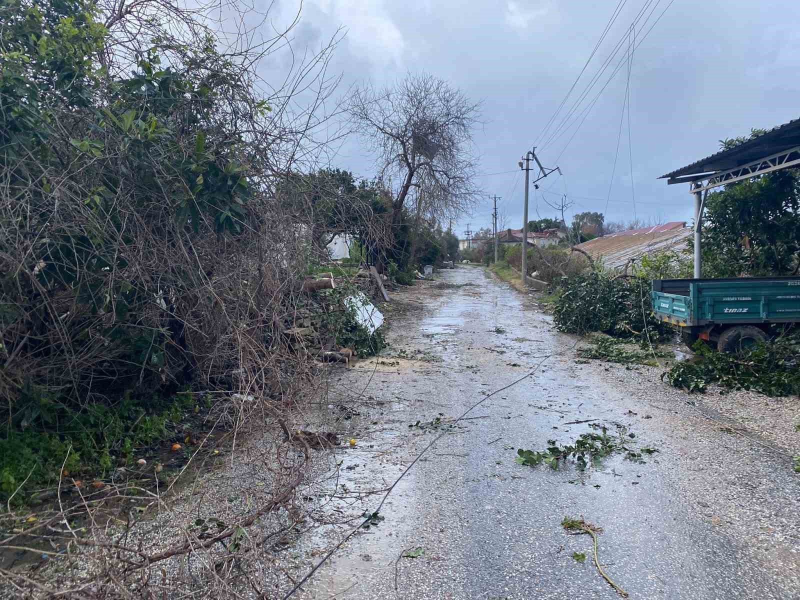 Manavgat’ta hortum üç mahalleyi harabeye çevirdi
Manavgat’ta hortum üç mahalleyi harabeye çevirdi