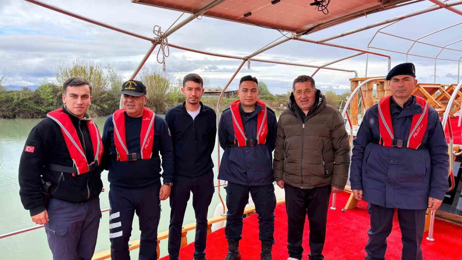 Manavgat’ta jandarmadan deniz ve ırmakta bayram mesaisi
