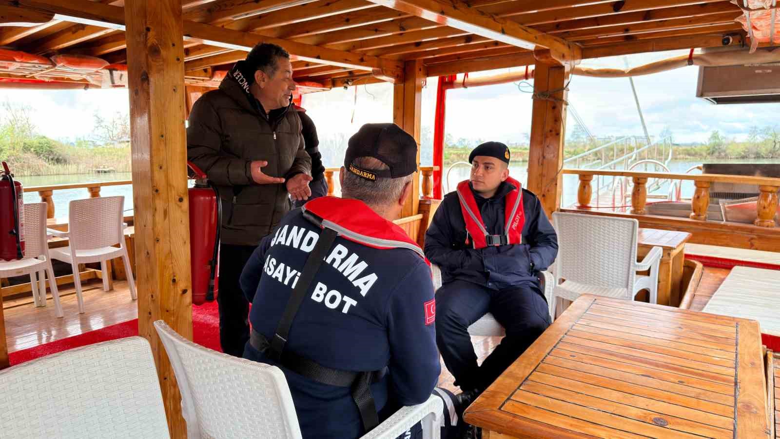 Manavgat’ta jandarmadan deniz ve ırmakta bayram mesaisi
