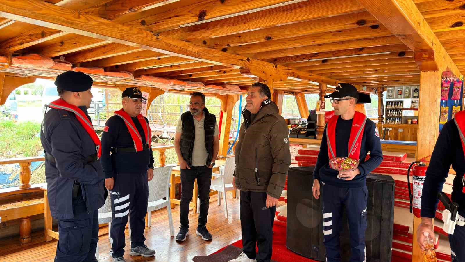 Manavgat’ta jandarmadan deniz ve ırmakta bayram mesaisi
