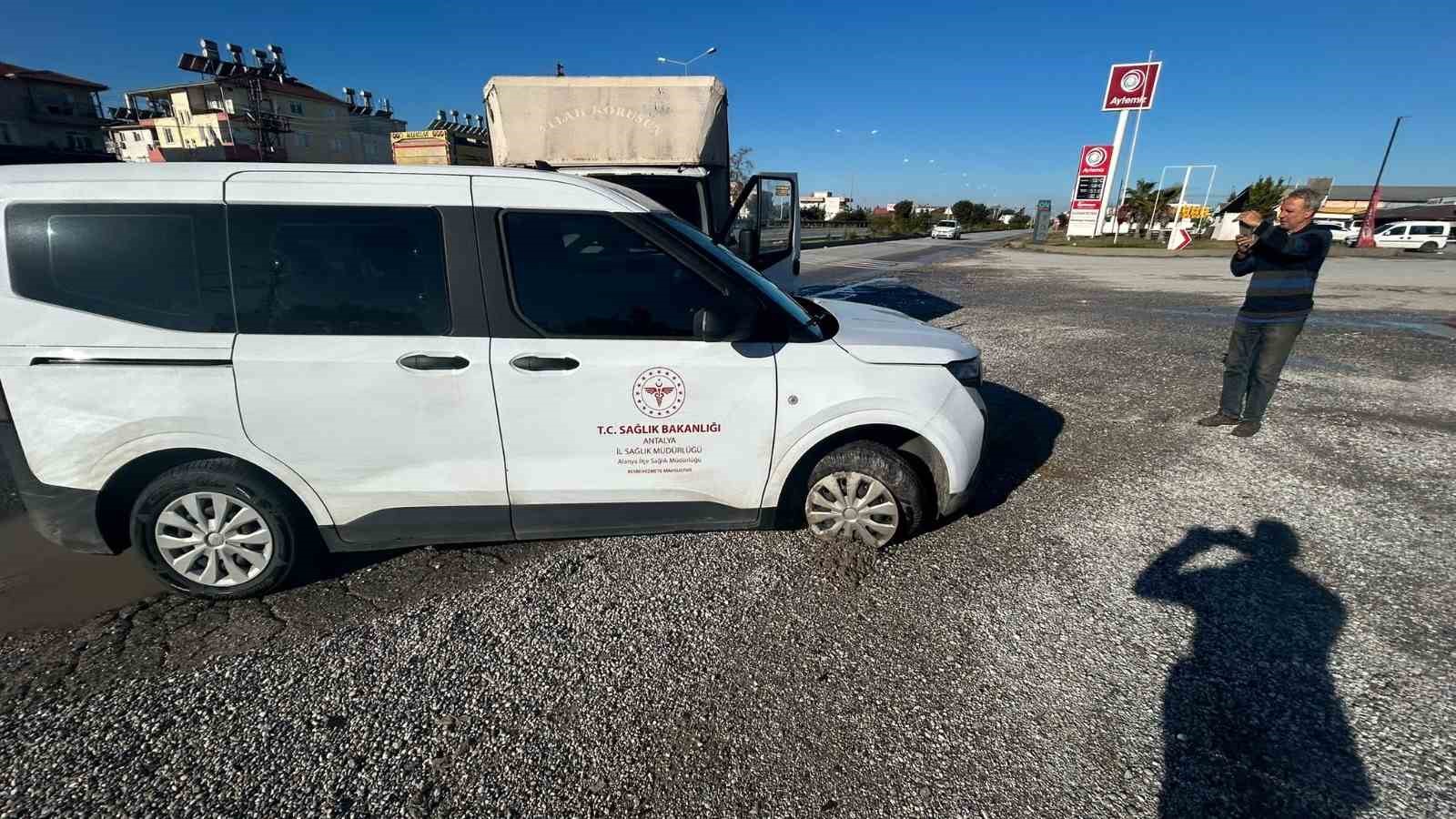 Manavgat’ta kamyonet ile çarpışan aracın sürücüsü yaralandı
