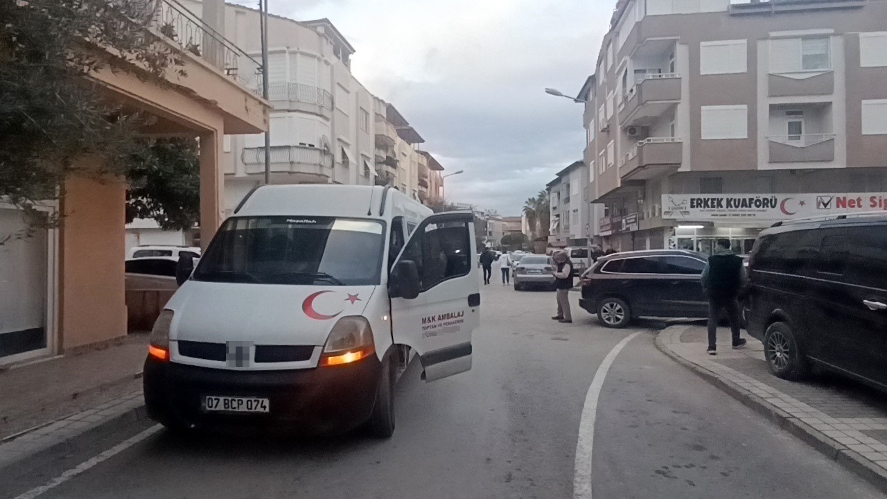 Manavgat’ta kamyonet ile motosiklet çarpıştı: 1 yaralı
