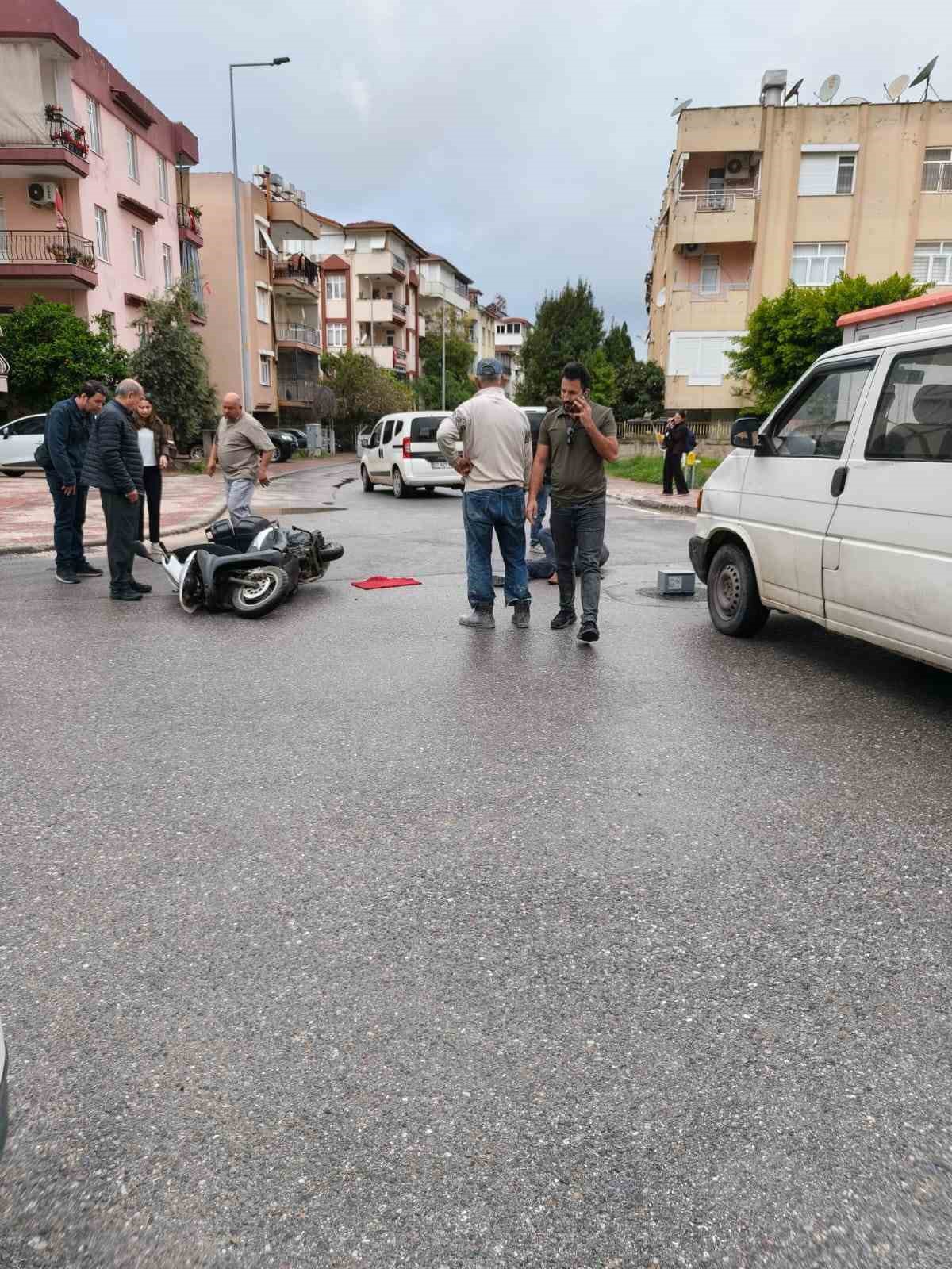 Manavgat’ta kamyonetle çarpışan motosikletin sürücüsü yaralandı
