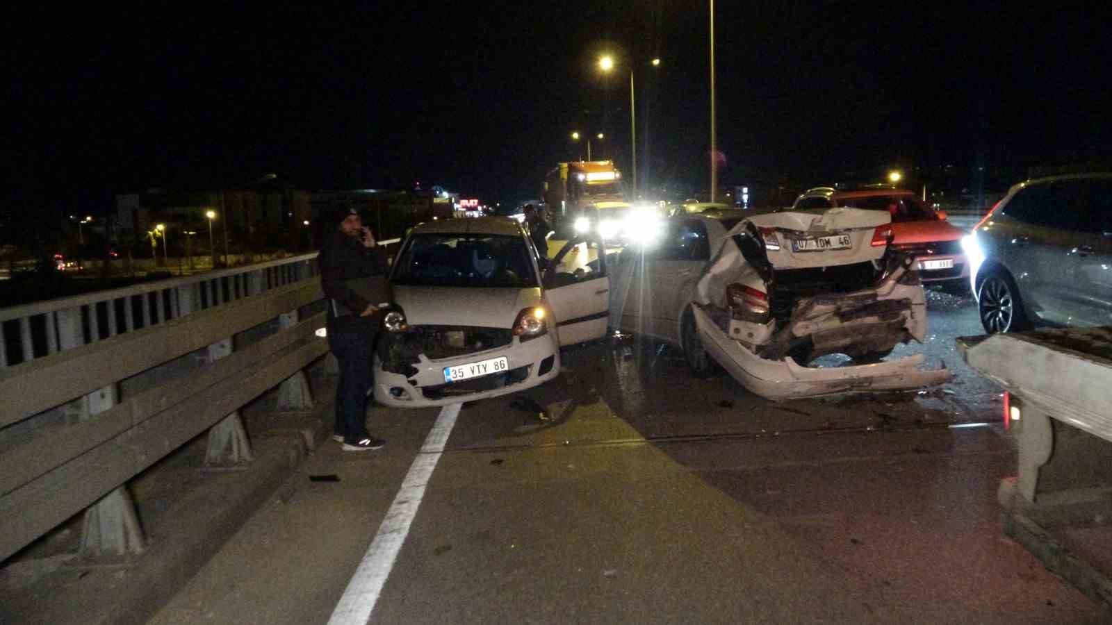 Manavgat’ta köprülü kavşakta zincirleme kaza: 2 yaralı
