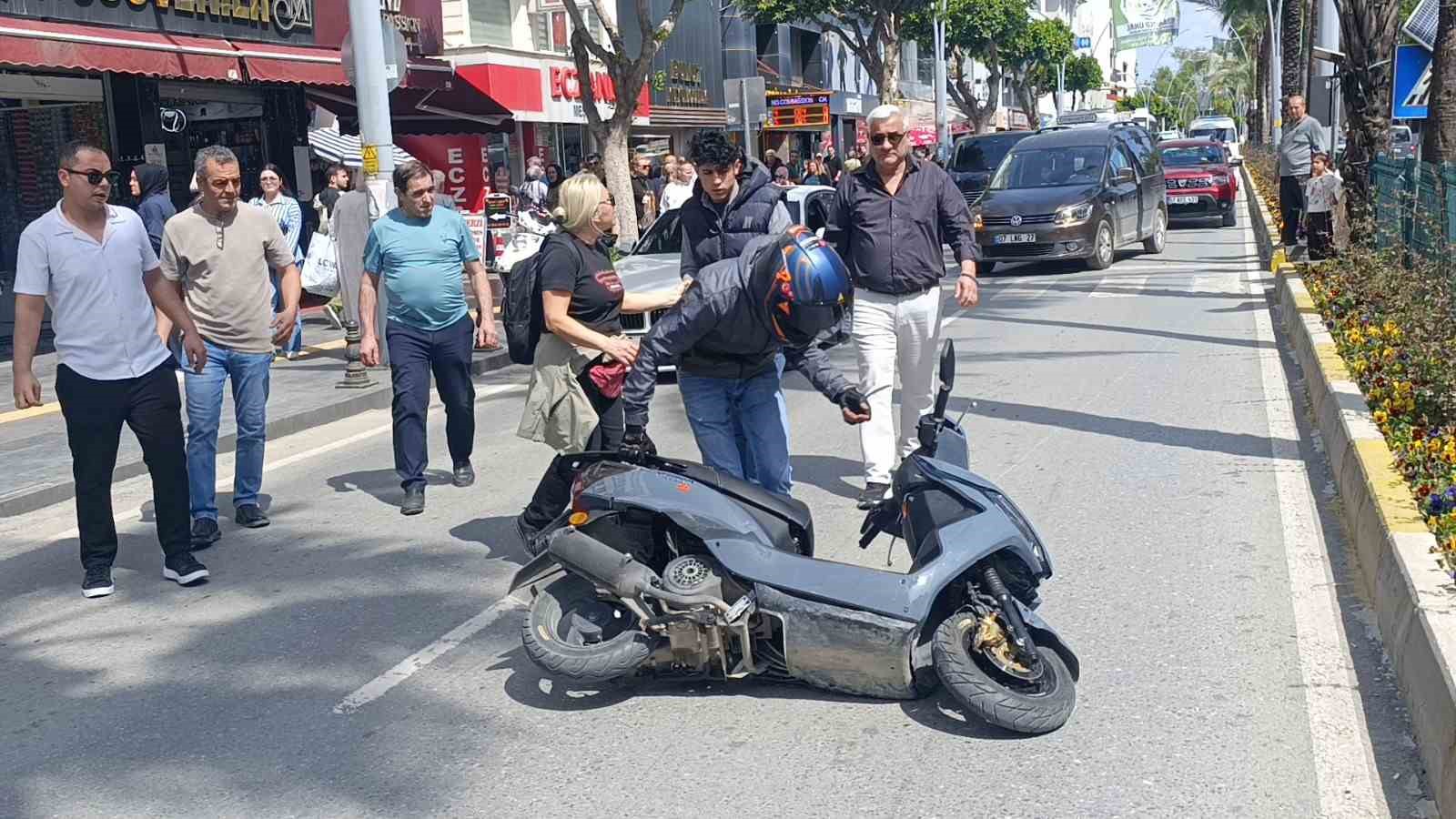 Manavgat’ta korkutan kazada sürücü kask sayesinde hayatta kaldı
