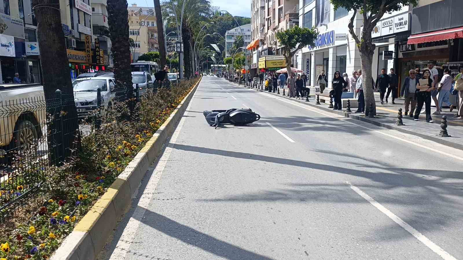 Manavgat’ta korkutan kazada sürücü kask sayesinde hayatta kaldı
